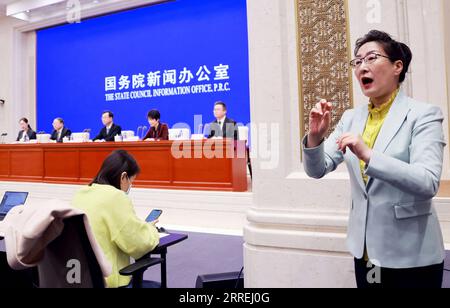 220303 -- BEIJING, le 3 mars 2022 -- Un interprète en langue des signes travaille lors d'une conférence de presse présentant un livre blanc récemment publié sur le développement des parasports en Chine, tenu par le Bureau d'information du Conseil d'État à Beijing, capitale de la Chine, le 3 mars 2022. La Chine a intégré la protection globale des droits des personnes handicapées, y compris le droit de participer à des activités sportives, dans ses lois et ses stratégies nationales de développement, ont déclaré des responsables chinois lors de la conférence de presse. CHINE-PÉKIN-PAPIER BLANC-PARASPORTS CN PANXXU PUBLICATIONXNOTXINXCHN Banque D'Images