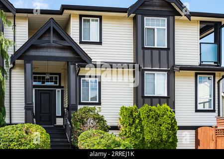 Grand extérieur de maison de luxe fait sur mesure. Belle façade de maison haut de gamme dans un quartier canadien. Vue de face de la maison résidentielle moderne. Ni Banque D'Images