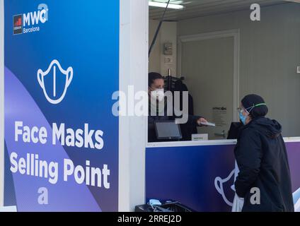 220303 -- BARCELONE, le 3 mars 2022 -- Un visiteur achète un masque facial lors du Mobile World Congress MWC à Barcelone, Espagne, le 3 mars 2022. Cette année, le MWC accueille plus de 1 500 exposants de 183 pays et régions à Barcelone entre le 28 février et le 3 mars pour montrer la volonté du secteur de relancer. Photo de /Xinhua SPAIN-BARCELONA-MOBILE WORLD CONGRESS-COVID-19-PREVENTION GustavoxValiente PUBLICATIONxNOTxINxCHN Banque D'Images