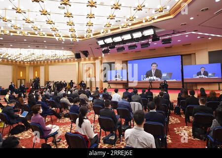 220304 -- BEIJING, le 4 mars 2022 -- des journalistes assistent à une conférence de presse de la cinquième session du 13e Congrès national du peuple par liaison vidéo à Beijing, capitale de la Chine, le 4 mars 2022. La conférence de presse s’est tenue par liaison vidéo en raison des exigences de prévention et de contrôle de la COVID-19. DEUX SESSIONSCHINA-BEIJING-NPC-CONFÉRENCE DE PRESSE CN CHENXZHONGHAO PUBLICATIONXNOTXINXCHN Banque D'Images