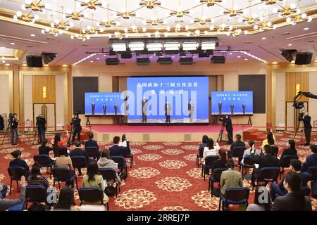 220304 -- BEIJING, 4 mars 2022 -- les journalistes lèvent la main pour poser des questions aux membres du 13e Comité national de la Conférence consultative politique du peuple chinois (CCPPC) par liaison vidéo avant l ouverture de la cinquième session du 13e Comité national de la CCPPC à Beijing, capitale de la Chine, le 4 mars 2022. DEUX MEMBRES DE SESSIONSCHINA-BEIJING-CPPCC-INTERVIEW CN CHENXZHONGHAO PUBLICATIONXNOTXINXCHN Banque D'Images