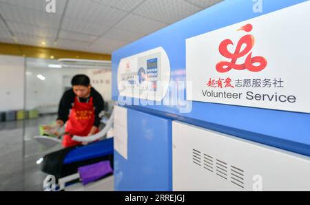 220304 -- TIANJIN, le 4 mars 2022 -- Un jeune handicapé repasse des vêtements dans une base d'emploi pour handicapés dans le district de Baodi, dans le nord de la Chine, Tianjin, le 1 mars 2022. Dans un complexe spécial de la ville de Shigezhuang, district de Baodi, 49 jeunes handicapés âgés en moyenne de moins de 23 ans travaillent et vivent ici. Le retard mental, la déficience visuelle et d'autres handicaps les ont autrefois rendus inférieurs. Cependant, avec l'aide de Tian Lichao, ils deviennent de plus en plus confiants. Un jour en 2016, Tian Lichao a rencontré une fille perdue avec un handicap intellectuel sur la route. Après avoir parlé avec le principal du s Banque D'Images