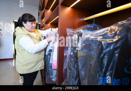 220304 -- TIANJIN, le 4 mars 2022 -- Tian Lichao travaille dans un atelier de nettoyage à sec pour handicapés dans le district de Baodi, au nord de la Chine, Tianjin, le 1 mars 2022. Dans un complexe spécial de la ville de Shigezhuang, district de Baodi, 49 jeunes handicapés âgés en moyenne de moins de 23 ans travaillent et vivent ici. Le retard mental, la déficience visuelle et d'autres handicaps les ont autrefois rendus inférieurs. Cependant, avec l'aide de Tian Lichao, ils deviennent de plus en plus confiants. Un jour en 2016, Tian Lichao a rencontré une fille perdue avec un handicap intellectuel sur la route. Après avoir parlé avec le directeur de la schoo spéciale Banque D'Images