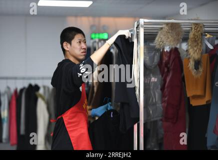 220304 -- TIANJIN, le 4 mars 2022 -- Un jeune handicapé travaille dans une base d'emploi pour handicapés dans le district de Baodi, dans le nord de la Chine, Tianjin, le 1 mars 2022. Dans un complexe spécial de la ville de Shigezhuang, district de Baodi, 49 jeunes handicapés âgés en moyenne de moins de 23 ans travaillent et vivent ici. Le retard mental, la déficience visuelle et d'autres handicaps les ont autrefois rendus inférieurs. Cependant, avec l'aide de Tian Lichao, ils deviennent de plus en plus confiants. Un jour en 2016, Tian Lichao a rencontré une fille perdue avec un handicap intellectuel sur la route. Après avoir parlé avec le principal du s spécial Banque D'Images