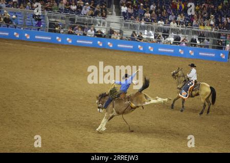 220305 -- HOUSTON, le 5 mars 2022 -- les cow-boys participent au Houston Livestock Show à Houston, Texas, États-Unis, le 4 mars 2022. Le Houston Livestock Show and Rodeo, avec une histoire de 90 ans, est plein de culture cow-boy et les coutumes de l'Ouest américain. Le festival débute le 28 février de cette année et se terminera le 20 mars. US-TEXAS-HOUSTON-ÉLEVAGE SHOW XuxJianmei PUBLICATIONxNOTxINxCHN Banque D'Images