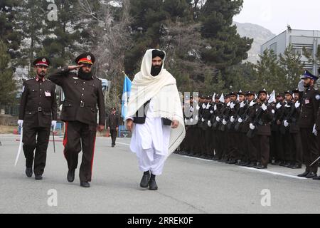 220305 -- KABOUL, le 5 mars 2022 -- Khalifa Sirajuddin Haqqani front R, ministre de l'intérieur par intérim du gouvernement intérimaire dirigé par les talibans, assiste à une cérémonie de remise des diplômes à Kaboul, Afghanistan, le 5 mars 2022. Au total, 377 recrues ont obtenu leur diplôme de policiers de l'Académie nationale de police afghane lors d'une cérémonie qui s'est tenue ici samedi. Photo de /Xinhua AFGHANISTAN-KABOUL-POLICE OFFICIER-GRDADUTION CÉRÉMONIE SaifurahmanxSafi PUBLICATIONxNOTxINxCHN Banque D'Images