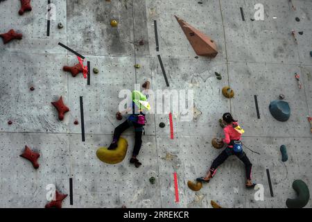 220306 -- SOUTH TANGERANG, le 6 mars 2022 -- les filles participent à une compétition régionale d'escalade pour les élèves âgés de 7 à 12 ans à South Tangerang dans la province de Banten, Indonésie, le 6 mars 2022. Photo de /Xinhua SPINDONESIA-SOUTH TANGERANG-ENFANTS-MUR D'ESCALADE-COMPÉTITION RÉGIONALE AgungxKuncahyaxB. PUBLICATIONxNOTxINxCHN Banque D'Images