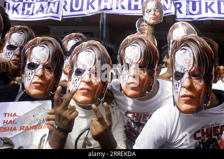 Non exclusif : 7 septembre 2023, Kolkata, Inde : les fans de l'acteur Shah Rukh Khan organisent un rassemblement en son soutien portant des masques en carton du personnage Ra Banque D'Images