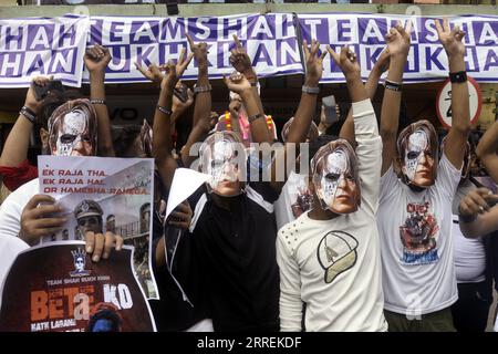 Non exclusif : 7 septembre 2023, Kolkata, Inde : les fans de l'acteur Shah Rukh Khan organisent un rassemblement en son soutien portant des masques en carton du personnage Ra Banque D'Images