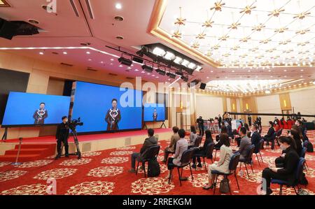 220307 -- BEIJING, 7 mars 2022 -- les journalistes travaillent lors d'une interview à laquelle ont participé des membres du 13e Comité national de la Conférence consultative politique du peuple chinois CCPPC par liaison vidéo avant la deuxième réunion plénière de la cinquième session du 13e Comité national de la CCPPC à Beijing, capitale de la Chine, le 7 mars 2022. DEUX SESSIONS CHINE-BEIJING-CPPCC-MEMBRES-INTERVIEW CN LUXYE PUBLICATIONXNOTXINXCHN Banque D'Images