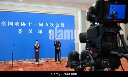 220307 -- BEIJING, le 7 mars 2022 -- Hu Wei R, membre du 13e Comité national de la Conférence consultative politique du peuple chinois, assister à une entrevue par liaison vidéo avant la deuxième réunion plénière de la cinquième session du 13e Comité national de la CCPPC au Grand Hall du peuple à Beijing, capitale de la Chine, le 7 mars 2022. DEUX SESSIONS CHINE-BEIJING-CPPCC-MEMBRES-INTERVIEW CN JINXLIANGKUAI PUBLICATIONXNOTXINXCHN Banque D'Images