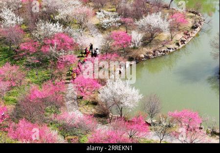 220307 -- YANGZHOU, le 7 mars 2022 -- une photo aérienne prise le 6 mars 2022 montre des gens qui profitent du printemps au lac Slender West à Yangzhou, dans la province du Jiangsu de l'est de la Chine. Photo de /Xinhua CHINA-SPRING-SCENERY CN MengxDelong PUBLICATIONxNOTxINxCHN Banque D'Images