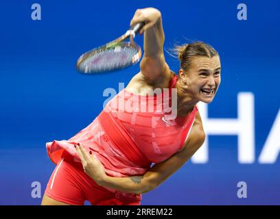 Flushing Meadow, United a déclaré. 07 septembre 2023. Aryna Sabalenka sert à Madison Keys dans un match de demi-finale féminine au Arthur Ashe Stadium lors de l'US Open tennis Championships 2023 au USTA Billie Jean King National tennis Center le jeudi 7 septembre 2023 à New York. Photo de John Angelillo/UPI crédit : UPI/Alamy Live News Banque D'Images