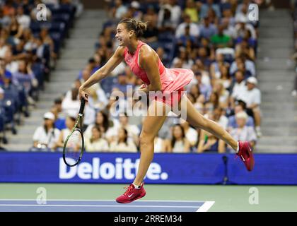 Flushing Meadow, United a déclaré. 07 septembre 2023. Aryna Sabalenka sert à Madison Keys dans un match de demi-finale féminine au Arthur Ashe Stadium lors de l'US Open tennis Championships 2023 au USTA Billie Jean King National tennis Center le jeudi 7 septembre 2023 à New York. Photo de John Angelillo/UPI crédit : UPI/Alamy Live News Banque D'Images