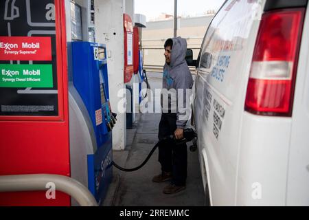 220309 -- NEW YORK, le 9 mars 2022 -- Une personne pompe de l'essence dans une station-service dans le quartier de Brooklyn à New York, aux États-Unis, le 8 mars 2022. La moyenne nationale américaine pour un gallon d'essence ordinaire a atteint un nouveau record de 4,173 dollars mardi, selon les données de l'American automobile Association. Le prix moyen de l'essence à l'échelle nationale a bondi de 55 cents au cours de la dernière semaine, à la suite d'une flambée des prix du pétrole et dépassant le précédent record de 4,114 dollars le gallon établi en juillet 2008. Le record actuel ne tient pas compte de l'inflation. Photo de /Xinhua États-Unis-NEW YORK-PRIX DU GAZ-NOUVEAU REC Banque D'Images