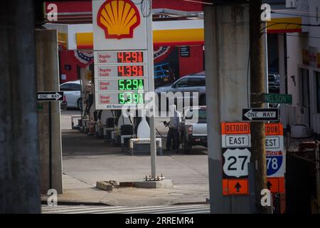 220309 -- NEW YORK, le 9 mars 2022 -- Une personne pompe de l'essence dans une station-service dans le quartier de Brooklyn à New York, aux États-Unis, le 8 mars 2022. La moyenne nationale américaine pour un gallon d'essence ordinaire a atteint un nouveau record de 4,173 dollars mardi, selon les données de l'American automobile Association. Le prix moyen de l'essence à l'échelle nationale a bondi de 55 cents au cours de la dernière semaine, à la suite d'une flambée des prix du pétrole et dépassant le précédent record de 4,114 dollars le gallon établi en juillet 2008. Le record actuel ne tient pas compte de l'inflation. Photo de /Xinhua États-Unis-NEW YORK-PRIX DU GAZ-NOUVEAU REC Banque D'Images