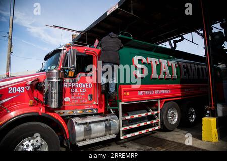 220309 -- NEW YORK, le 9 mars 2022 -- un travailleur monte sur un camion dans un dépôt de ravitaillement dans le quartier de Brooklyn à New York, aux États-Unis, le 8 mars 2022. POUR ALLER AVEC : les prix du pétrole bondissent alors que l'interdiction américaine des importations russes photo par /Xinhua U.S.-NEW YORK-OIL-PRICE-JUMP MichaelxNagle PUBLICATIONxNOTxINxCHN Banque D'Images