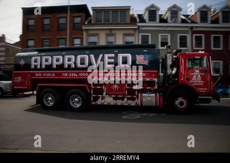 220309 -- NEW YORK, le 9 mars 2022 -- Un camion transportant du mazout quitte un dépôt de ravitaillement dans le quartier de Brooklyn à New York, aux États-Unis, le 8 mars 2022. POUR ALLER AVEC : les prix du pétrole bondissent alors que l'interdiction américaine des importations russes photo par /Xinhua U.S.-NEW YORK-OIL-PRICE-JUMP MichaelxNagle PUBLICATIONxNOTxINxCHN Banque D'Images