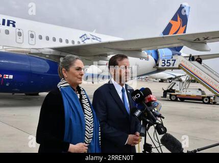 220309 -- JÉRUSALEM, le 9 mars 2022 -- une photo prise le 9 mars 2022 montre le président israélien Isaac Herzog R s'exprimant à l'aéroport Ben Gourion près de tel Aviv, en Israël, avant de partir pour Ankara, la capitale turque. Herzog a volé mercredi pour une réunion avec le président turc Recep Tayyip Erdogan dans la capitale Ankara, la première réunion de haut niveau entre les deux pays depuis des années. Ce voyage marque la première visite d’un haut fonctionnaire israélien en Turquie depuis 2008. /Document via Xinhua ISRAËL-PRÉSIDENT-TURQUIE-VISITE HaimxZach/GPO PUBLICATIONxNOTxINxCHN Banque D'Images
