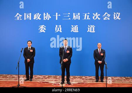 220310 -- BEIJING, 10 mars 2022 -- les membres du 13e Comité national de la Conférence consultative politique du peuple chinois (CCPPC) assistent à une entrevue par liaison vidéo avant la réunion de clôture de la cinquième session du 13e Comité national de la CCPPC au Grand Hall du peuple à Beijing, capitale de la Chine, le 10 mars, 2022. DEUX SESSIONS CHINE-BEIJING-CPPCC-MEMBRES-INTERVIEW CN JINXLIANGKUAI PUBLICATIONXNOTXINXCHN Banque D'Images