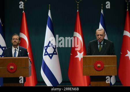 220309 -- ANKARA, le 9 mars 2022 -- le président turc Recep Tayyip Erdogan R et le président israélien Isaac Herzog assistent à une conférence de presse conjointe à Ankara, Turquie, le 9 mars 2022. La Turquie est prête à coopérer avec Israël dans le domaine de l'énergie, a déclaré mercredi le président turc Recep Tayyip Erdogan après une rencontre avec le président israélien Isaac Herzog en visite qui visait à normaliser les relations bilatérales. Photo de /Xinhua TURQUIE-ANKARA-ISRAËL-PRÉSIDENT-VISITE MustafaxKaya PUBLICATIONxNOTxINxCHN Banque D'Images