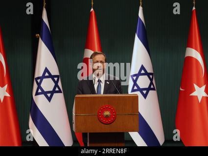 220309 -- ANKARA, le 9 mars 2022 -- le président israélien Isaac Herzog assiste à une conférence de presse conjointe avec le président turc Recep Tayyip Erdogan pas sur la photo à Ankara, Turquie, le 9 mars 2022. La Turquie est prête à coopérer avec Israël dans le domaine de l'énergie, a déclaré mercredi le président turc Recep Tayyip Erdogan après une rencontre avec le président israélien Isaac Herzog en visite qui visait à normaliser les relations bilatérales. Photo de /Xinhua TURQUIE-ANKARA-ISRAËL-PRÉSIDENT-VISITE MustafaxKaya PUBLICATIONxNOTxINxCHN Banque D'Images