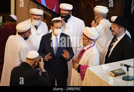 220310 -- ISTANBUL, le 10 mars 2022 -- le président israélien Isaac Herzog C rencontre des représentants de la communauté juive à Istanbul, en Turquie, le 10 mars 2022. Après une rencontre historique avec le président turc dans la capitale Ankara, le président israélien Isaac Herzog a rencontré jeudi des représentants de la communauté juive du centre financier et culturel turc, Istanbul. Shadati TURQUIE-ISTANBUL-ISRAËL-PRÉSIDENT-VISITE ShaxDati PUBLICATIONxNOTxINxCHN Banque D'Images