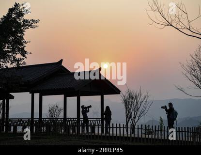 220311 -- CHONGQING, le 11 mars 2022 -- des touristes visitent l'île de Guangyang dans le sud-ouest de la Chine, Chongqing, le 10 mars 2022. L'île de Guangyang, la plus grande île sur la partie supérieure du fleuve Yangzi Jiang, est riche en ressources naturelles. Ces dernières années, une série de mesures ont été prises pour restaurer l'environnement écologique naturel de l'île. Maintenant, l'île attire un grand nombre de touristes chaque printemps. CHINE-CHONGQING-GUANGYANG ISLE-SPRING-SCENERY CN WANGXQUANCHAO PUBLICATIONXNOTXINXCHN Banque D'Images