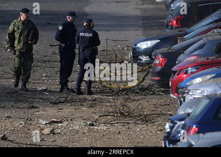 220312 -- ZAGREB, le 12 mars 2022 -- la police mène une enquête en coopération avec la police militaire après l'écrasement d'un drone militaire non identifié dans la région de Jaraun, Zagreb, le 10 mars 2022. Un drone sans pilote qui s'est écrasé dans la région de Jarun, dans le sud-ouest de Zagreb jeudi est de conception militaire et de fabrication russe, a déclaré vendredi le Premier ministre croate Andrej Plenkovic. Le gouvernement croate a déclaré vendredi que le drone était entré dans l’espace aérien croate depuis la Hongrie. Au sol, il a provoqué un grand cratère et deux parachutes ont été trouvés dans une zone boisée. Certaines voitures sur les lieux ont été endommagées. Banque D'Images