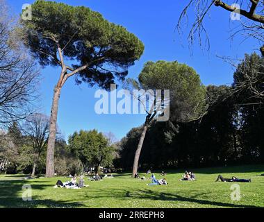 220312 -- ROME, le 12 mars 2022 -- les gens profitent de leurs loisirs à la Villa Borghese à Rome, Italie, le 10 mars 2022. ITALIE-ROME-SPRING JinxMamengni PUBLICATIONxNOTxINxCHN Banque D'Images