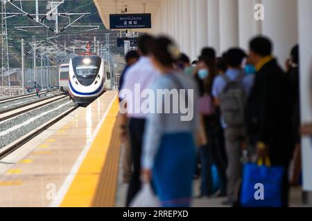 220312 -- MUANGXAY, le 12 mars 2022 -- des passagers attendent leur train à la gare de Muangxay de la China-Laos Railway à Muangxay, au nord du Laos, le 11 mars 2022. Depuis son ouverture en décembre 2021, le chemin de fer Chine-Laos donne une impulsion au développement du pôle d’affaires du nord du Laos, Muangxay, en facilitant la logistique et les déplacements des passagers, et en favorisant les échanges entre la Chine et le Laos. Photo de /Xinhua LAOS-MUANGXAY-CHINA-RAILWAY-DEVELOPMENT KaikeoxSaiyasane PUBLICATIONxNOTxINxCHN Banque D'Images