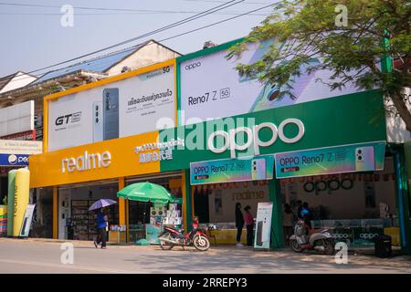 220312 -- MUANGXAY, le 12 mars 2022 -- une photo prise le 11 mars 2022 montre un magasin de téléphonie mobile vendant des produits de marques chinoises à Muangxay, au nord du Laos. Depuis son ouverture en décembre 2021, le chemin de fer Chine-Laos donne une impulsion au développement du pôle d’affaires du nord du Laos, Muangxay, en facilitant la logistique et les déplacements des passagers, et en favorisant les échanges entre la Chine et le Laos. Photo de /Xinhua LAOS-MUANGXAY-CHINA-RAILWAY-DEVELOPMENT KaikeoxSaiyasane PUBLICATIONxNOTxINxCHN Banque D'Images