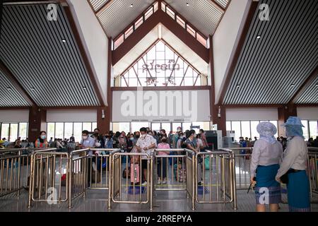 220312 -- MUANGXAY, le 12 mars 2022 -- les passagers font la queue dans le hall d'attente de la gare de Muangxay du chemin de fer Chine-Laos à Muangxay, au nord du Laos, le 11 mars 2022. Depuis son ouverture en décembre 2021, le chemin de fer Chine-Laos donne une impulsion au développement du pôle d’affaires du nord du Laos, Muangxay, en facilitant la logistique et les déplacements des passagers, et en favorisant les échanges entre la Chine et le Laos. Photo de /Xinhua LAOS-MUANGXAY-CHINA-RAILWAY-DEVELOPMENT KaikeoxSaiyasane PUBLICATIONxNOTxINxCHN Banque D'Images