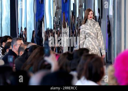 220313 -- LISBONNE, le 13 mars 2022 -- Un mannequin présente une création de la créatrice de mode Carolina Machado lors de la Fashion week de Lisbonne à Lisbonne, Portugal, le 13 mars 2022. Photo de /Xinhua PORTUGAL-LISBONNE-FASHION WEEK PedroxFiuza PUBLICATIONxNOTxINxCHN Banque D'Images