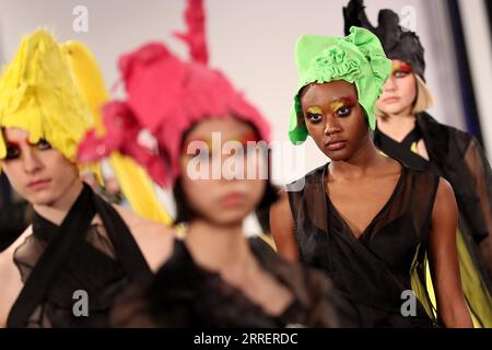 220313 -- LISBONNE, le 13 mars 2022 -- les mannequins présentent les créations du créateur Valentim Quaresma lors de la Fashion week de Lisbonne à Lisbonne, Portugal, le 13 mars 2022. Photo de /Xinhua PORTUGAL-LISBONNE-FASHION WEEK PedroxFiuza PUBLICATIONxNOTxINxCHN Banque D'Images