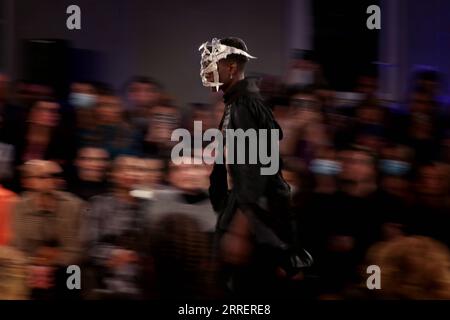 220313 -- LISBONNE, le 13 mars 2022 -- Un mannequin présente une création du couturier Valentim Quaresma lors de la Fashion week de Lisbonne à Lisbonne, Portugal, le 13 mars 2022. Photo de /Xinhua PORTUGAL-LISBONNE-FASHION WEEK PedroxFiuza PUBLICATIONxNOTxINxCHN Banque D'Images