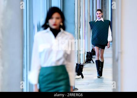 220313 -- LISBONNE, le 13 mars 2022 -- des mannequins présentent des créations de la créatrice de mode Carolina Machado lors de la Fashion week de Lisbonne à Lisbonne, Portugal, le 13 mars 2022. Photo de /Xinhua PORTUGAL-LISBONNE-FASHION WEEK PedroxFiuza PUBLICATIONxNOTxINxCHN Banque D'Images