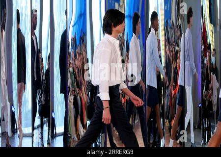 220313 -- LISBONNE, le 13 mars 2022 -- Un mannequin présente une création du créateur de mode Nuno Gama lors de la Fashion week de Lisbonne à Lisbonne, Portugal, le 13 mars 2022. Photo de /Xinhua PORTUGAL-LISBONNE-FASHION WEEK PedroxFiuza PUBLICATIONxNOTxINxCHN Banque D'Images