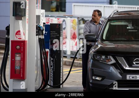 220314 -- SYDNEY, le 14 mars 2022 -- Un homme remplit sa voiture dans une station-service à Sydney, Australie, le 14 mars 2022. Le dernier rapport de surveillance de l essence publié lundi par l Australian Competition and Consumer Commission ACCC, le chien de garde des consommateurs du pays, a révélé que les prix moyens quotidiens de l essence au détail dans les cinq grandes villes australiennes : Sydney, Melbourne, Brisbane, Adélaïde et Perth ont atteint 182,4 cents le litre environ 132,4 cents américains à la fin de février 2022, le plus haut niveau réel ajusté en fonction de l'inflation depuis 2014. AUSTRALIE-SYDNEY-PRIX DE L'ESSENCE-HAUSSE BaixXuefei PUBLICATIONxNOTxINxCHN Banque D'Images