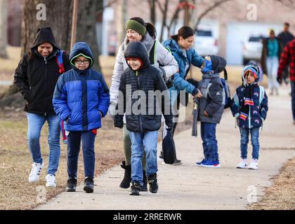 220314 -- CHICAGO, le 14 mars 2022 -- des élèves arrivent à la Rogers Fine Art Elementary School de Chicago, aux États-Unis, le 14 mars 2022. Chicago public Schools CPS, le troisième plus grand district scolaire des États-Unis, a levé le mandat de masque et a introduit une politique optionnelle de masque à partir de lundi. Photo de Joel Lerner/Xinhua États-Unis-CHICAGO-ÉCOLES PUBLIQUES-COVID-19-MASQUE MANDAT-LEVÉ XuxJing PUBLICATIONxNOTxINxCHN Banque D'Images