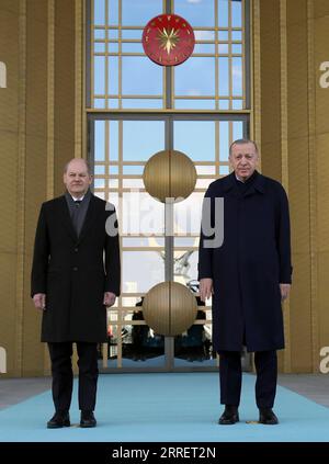 220315 -- ANKARA, le 15 mars 2022 -- le président turc Recep Tayyip Erdogan R accueille le chancelier allemand OLAF Scholz à Ankara, Turquie, le 14 mars 2022. Recep Tayyip Erdogan a déclaré lundi que son pays devait maintenir des liens étroits avec Kiev et Moscou. Il a fait ces remarques tout en répondant à une question de savoir si la Turquie respectera les sanctions internationales contre la Russie lors d'une conférence de presse conjointe avec le chancelier allemand OLAF Scholz. Photo de /Xinhua TURQUIE-ANKARA-PRÉSIDENT-ALLEMAGNE-CHANCELIER-RÉUNION MustafaxKaya PUBLICATIONxNOTxINxCHN Banque D'Images