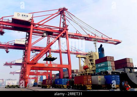 220315 -- JINAN, 15 mars 2022 -- des camions porte-conteneurs livrent des conteneurs au port de Rizhao à Rizhao, dans la province du Shandong de l est de la Chine, le 26 janvier 2022. La production industrielle à valeur ajoutée de la Chine, un indicateur économique important, a augmenté de 7,5 pour cent d'année en année au cours des deux premiers mois de cette année, ont montré mardi les données du Bureau national des statistiques du NBS. CHINE-VALEUR AJOUTÉE INDUSTRIELLE OUTPUTCN GuoxXulei PUBLICATIONxNOTxINxCHN Banque D'Images