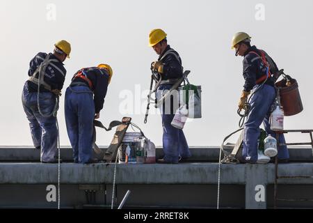 220315 -- GUIYANG, le 15 mars 2022 -- les nettoyeurs de vitres gratte-ciel se préparent à nettoyer l'extérieur du centre de commerce international de Guiyang à Guiyang, dans la province du Guizhou, dans le sud-ouest de la Chine, le 15 mars 2022. Les gratte-ciel jumeaux de 335 mètres de haut du Guiyang International Trade Center ont récemment vu leur premier nettoyage des murs extérieurs cette année. Le nettoyage, effectué par huit ouvriers, devrait prendre environ 20 jours. CHINE-GUIZHOU-GUIYANG-GRATTE-CIEL NETTOYANTS EXTÉRIEURS CN OUXDONGQU PUBLICATIONXNOTXINXCHN Banque D'Images