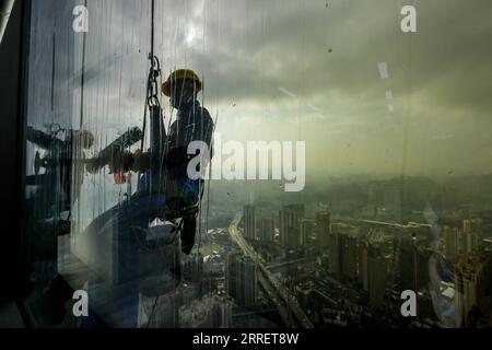 220315 -- GUIYANG, le 15 mars 2022 -- Un nettoyeur de vitres gratte-ciel nettoie l'extérieur du Centre de commerce international de Guiyang à Guiyang, dans la province du Guizhou, dans le sud-ouest de la Chine, le 15 mars 2022. Les gratte-ciel jumeaux de 335 mètres de haut du Guiyang International Trade Center ont récemment vu leur premier nettoyage des murs extérieurs cette année. Le nettoyage, effectué par huit ouvriers, devrait prendre environ 20 jours. CHINE-GUIZHOU-GUIYANG-GRATTE-CIEL NETTOYANTS EXTÉRIEURS CN OUXDONGQU PUBLICATIONXNOTXINXCHN Banque D'Images