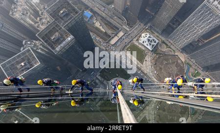 220315 -- GUIYANG, le 15 mars 2022 -- des nettoyeurs de vitres gratte-ciel nettoient l'extérieur du centre de commerce international de Guiyang à Guiyang, dans la province du Guizhou, dans le sud-ouest de la Chine, le 15 mars 2022. Les gratte-ciel jumeaux de 335 mètres de haut du Guiyang International Trade Center ont récemment vu leur premier nettoyage des murs extérieurs cette année. Le nettoyage, effectué par huit ouvriers, devrait prendre environ 20 jours. CHINE-GUIZHOU-GUIYANG-GRATTE-CIEL NETTOYANTS EXTÉRIEURS CN OUXDONGQU PUBLICATIONXNOTXINXCHN Banque D'Images