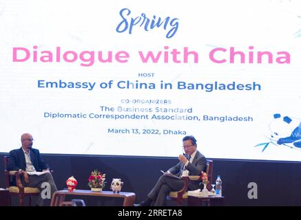 220315 -- DHAKA, le 15 mars 2022 -- l'ambassadeur de Chine au Bangladesh, Li Jiming R, assiste à une séance de presse intitulée dialogue du printemps avec la Chine, qui s'est tenue à Dhaka, au Bangladesh, le 13 mars 2022. Le commerce bilatéral entre la Chine et le Bangladesh reprendra de la croissance avec la mise en œuvre de la politique d'exportation du Bangladesh de 2021-2024 et l'accès en franchise de droits à la Chine pour 98 pour cent des produits bangladais, a déclaré l'ambassadeur de Chine au Bangladesh Li Jiming. Nos liens économiques et commerciaux bilatéraux montrent une forte résilience pendant la pandémie. La coopération économique et commerciale entre la Chine et le Bangladesh joue un rôle dans le boosti Banque D'Images