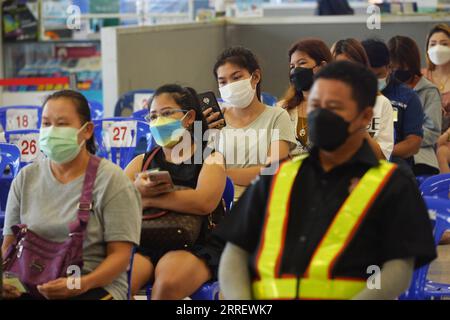 220317 -- BANGKOK, le 17 mars 2022 -- les gens attendent de recevoir le vaccin contre la COVID-19 à Bangkok, Thaïlande, le 17 mars 2022. THAÏLANDE-BANGKOK-COVID-19-VACCINATION RachenxSageamsak PUBLICATIONxNOTxINxCHN Banque D'Images