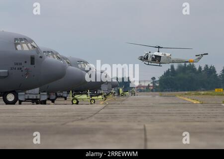 Tokyo, Japon. 20 mai 2023. Un hélicoptère Bell UH 1 Iroquois de l'USAF volant à basse altitude parmi les avions C130 Hercules à la base aérienne de Yokota à Fussa. (Photo Damon Coulter/SOPA Images/Sipa USA) crédit : SIPA USA/Alamy Live News Banque D'Images