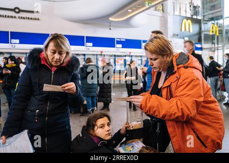 220317 -- VARSOVIE, le 17 mars 2022 -- deux ukrainiennes regardent leurs billets de train à la gare centrale de Varsovie, Pologne, le 17 mars 2022. POLOGNE-VARSOVIE-GARE FERROVIAIRE-UKRAINIEN RenxKe PUBLICATIONxNOTxINxCHN Banque D'Images