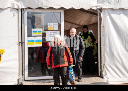 220317 -- VARSOVIE, le 17 mars 2022 -- des gens sortent d'une salle à manger improvisée pour les Ukrainiens à la gare centrale de Varsovie, à Varsovie, Pologne, le 17 mars 2022. POLOGNE-VARSOVIE-GARE FERROVIAIRE-UKRAINIEN RenxKe PUBLICATIONxNOTxINxCHN Banque D'Images